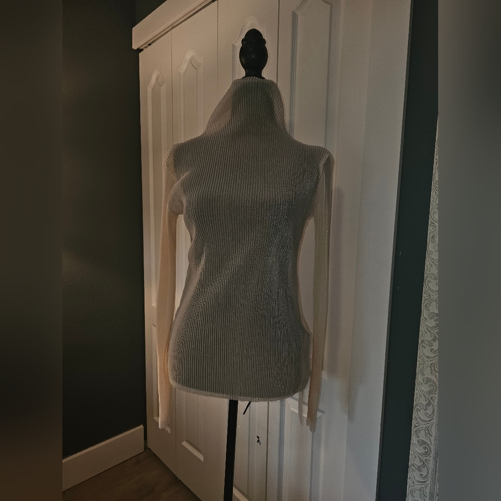 Zula metallic sheer  top / NWB Size  S/M